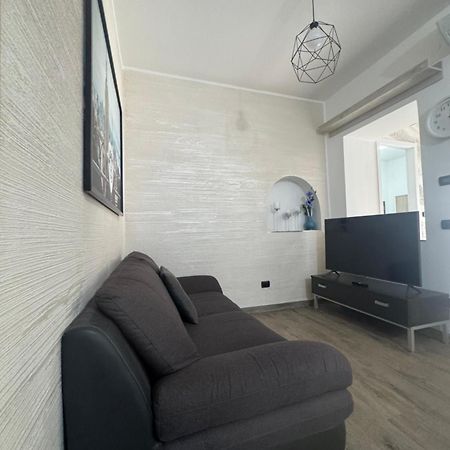 Casa Alessio - Elegante Appartamento Nel Cuore Di Cesano Maderno Extérieur photo