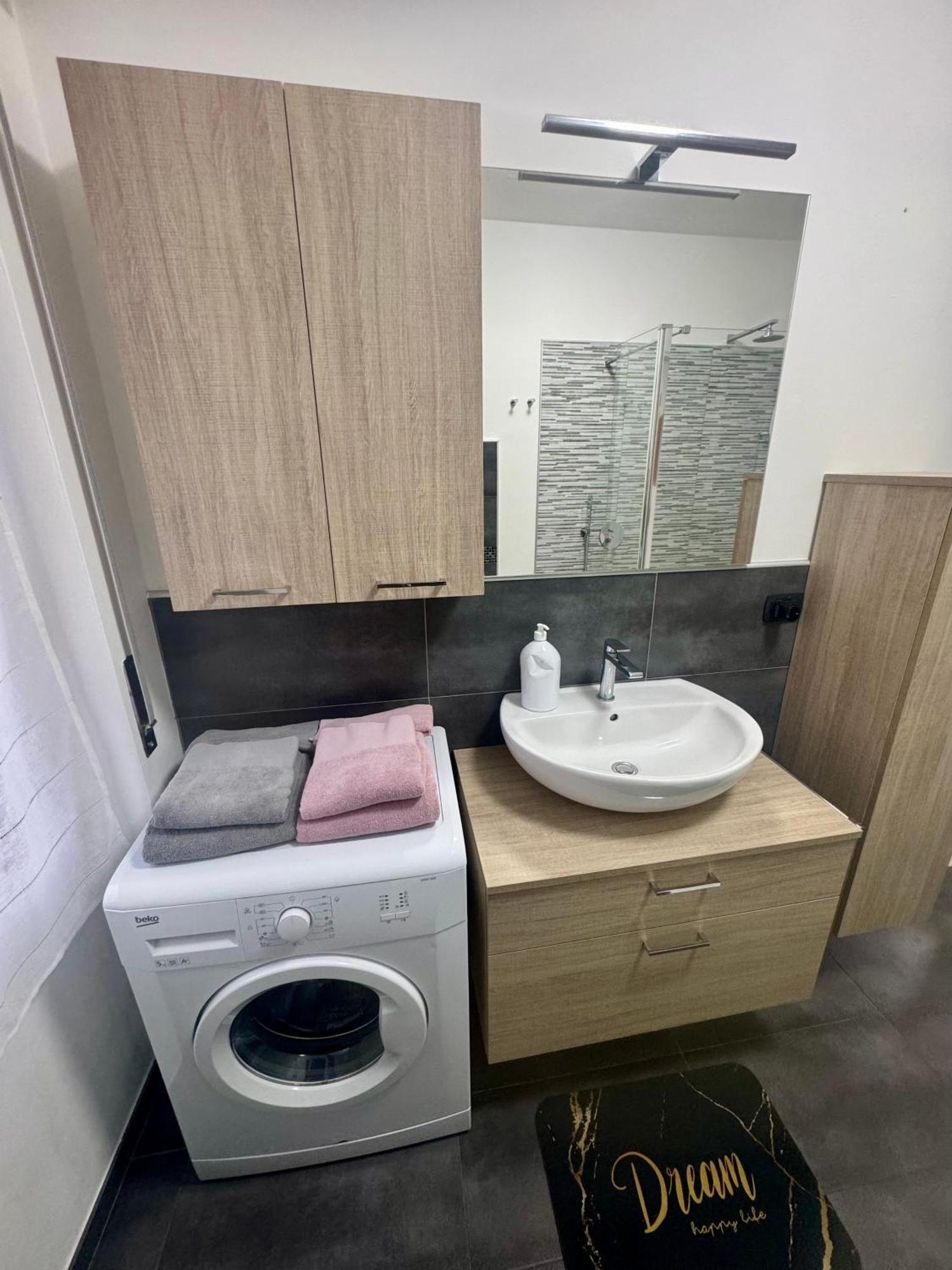 Casa Alessio - Elegante Appartamento Nel Cuore Di Cesano Maderno Extérieur photo